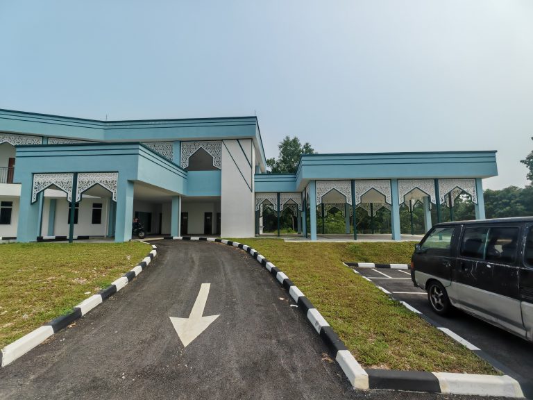 Main entrance and external canopy of Hospital Dialisis MAIS Puncak Perdana
